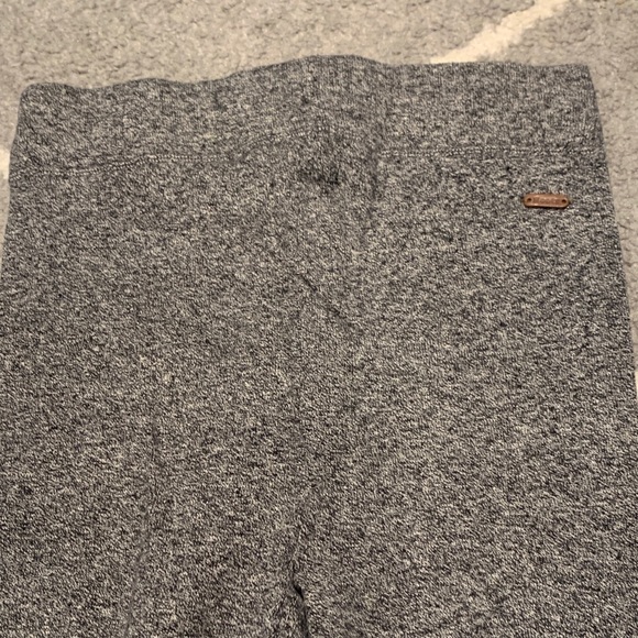 084- Roots Heather Gray Leggings with Cream and Red Accents - Picture 5 of 6